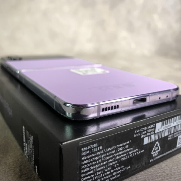 Samsung Galaxy Z Flip4 Purple